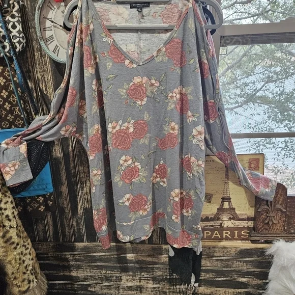 Plus size 2x cold shoulder open slongsleeved shirt - Picture 3 of 5